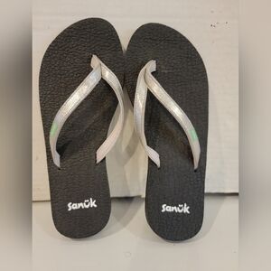 NEW‎ - SANUK METALLIC SILVER FLIP FLOPS SANDALS  (sz 5)